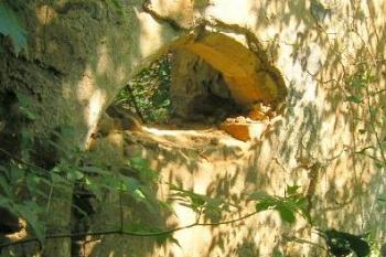 Gotický portál v jižní stěně lodi, zazděný při barokních úpravách ( © Filip Matoušek 08/2005)
