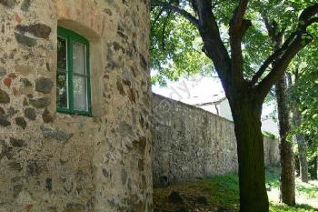 Západní linie zachovalých hradeb - pohled od severní bašty k jihu ( © Petr Turyna 07/2006)