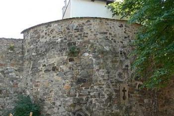 Jižní z dvojice zachovalých bašt západního průběhu hradeb ( © Petr Turyna 07/2006)