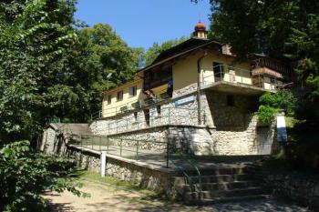 Vstupní budova ( © Jiří Čížek 07/2006)