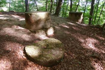 Fragmenty sloupů ( © Jiří Čí�ek 07/2006)