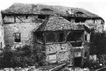nádvorní průčelí jižního křídla před r. 1989 ( © Martin Ebel: Tvrz v Libčevsi, okres Louny (in kol.: Castellologica bohemica 1, AÚ AV ČR, Praha, 1989))
