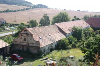Hospodářský dvůr východně pod zámkem ( © Ivan Grisa 08/2009)