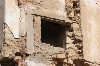 Okno ve východní stěně zámku ( © Ivan Grisa 08/2009)