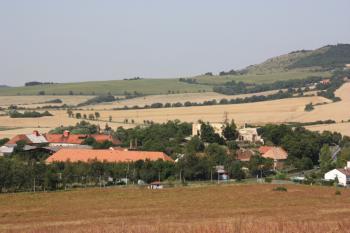 Zámek z cesty pod Křížovým vrchem ( © Ivan Grisa 08/2009)