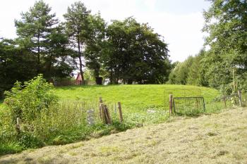 tvrziště od východu (© Lukáš Pechánek, 08/2011)