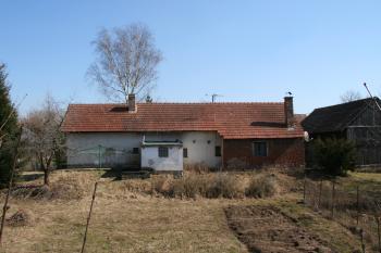 Parazitní budova a hrana tvrziště ( © Petr Nožička 03/2012)