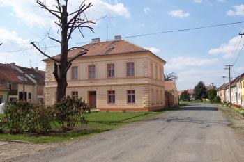 Čehovice - Fara před kostelem (© Ivo Rozehnal, 04/2011)