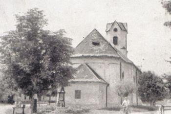 Čehovice - Fotografie z r.1945, kdy je vidět zásah do věže kostela, z knihy Prostějovsko za války z r.1948. (© Ivo Rozehnal 07/2006)