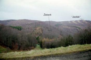 Pohled na Žeberk ze sjezdovky v od Pyšné (© 2002 Jiří Čížek)