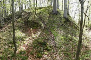 Severní nároží hradu, zřejmě místo původního vstupu do hradu ( © Filip Matoušek 05/2008)