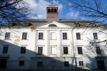hlavní průčelí zámku ( © Jan P. Štěpánek 02/2008)