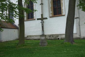 kříž z roku 1881 u kostela (© Milan Caha 05/2014)