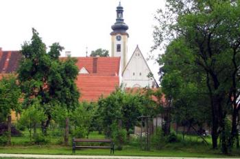 Pohled ze zahrady (© Jiří Cukr 07/2005)