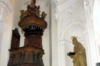 Kazatelna a socha sv. Alžběty ve Škapulířové kapli (© Jiří Cukr 07/2005)