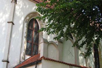 Vstup do kostela (© Jiří Cukr, 07/2005)