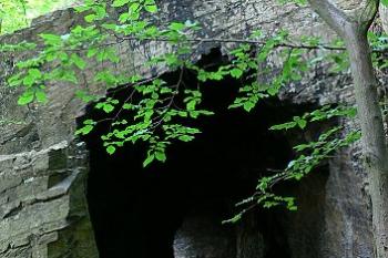 Skalní průchod s místnůstkou ( © Petr Turyna 07/2006)