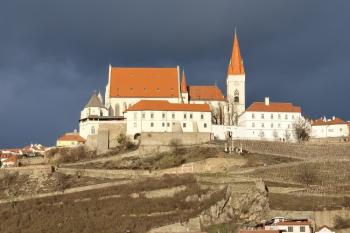 pohled od řeky na dominantu Znojma - kostel sv. Mikuláše s přilehlou Václavskou kaplí (© Jan P. Štěpánek  04/2024)