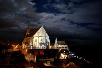 noční pohled z hradu na dominantu Znojma - kostel sv. Mikuláše s přilehlou Václavskou kaplí (© Jan P. Štěpánek  04/2024)