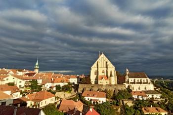 pohled z hradu na dominantu Znojma - kostel sv. Mikuláše s přilehlou Václavskou kaplí (© Jan P. Štěpánek  04/2024)
