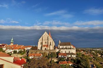pohled z hradu na dominantu Znojma - kostel sv. Mikuláše s přilehlou Václavskou kaplí (© Jan P. Štěpánek  04/2024)