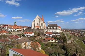 pohled z hradu na dominantu Znojma - kostel sv. Mikuláše s přilehlou Václavskou kaplí (© Jan P. Štěpánek  04/2024)