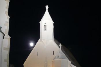 průčelí kostelíka sv. Václava v noci ( © Jan P. Štěpánek 07/2009)
