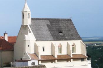 pohled na dvoupatrový kostel sv. Václava ze znojemského hradu ( © Jan P. Štěpánek 07/2009)