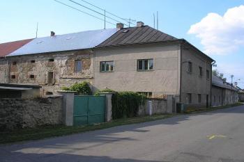 jižní a východní křídlo dvora ( © Ondřej Štěpánek 07/2006)