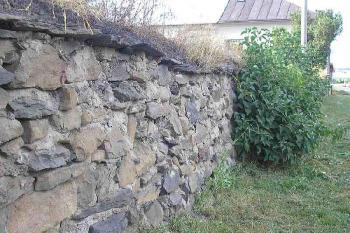 detail kamenné zídky zahrady při dvoře ( © Ondřej Štěpánek 07/2006)
