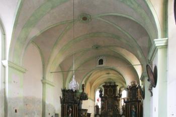 Vnitřek kostela byl v létě r. 2005 opravován ( © Filip Matoušek 08/2005)