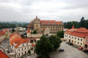 Pohled z kostelní věže na náměstí a zámek ( © Filip Matoušek 08/2005)