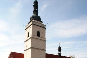 Kostelní věž přistavěná k severnímu průčelí je přístupná veřejnosti a nabízí krásný rozhled ( © Filip Matoušek 08/2005)