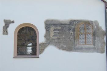 "falešné okno" sgrafita na omítce (© zdeněk komínek, 04/2007)
