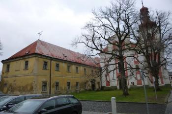 Bělá pod Bezdězem-klášter obutých augustiniánů s kostelem sv. Václava (© Vlastislav Mareček, 12/2015)