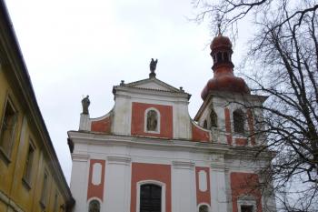 Bělá pod Bezdězem-klášter obutých augustiniánů s kostelem sv. Václava (© Vlastislav Mareček, 12/2015)