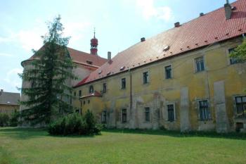 Obytné křídlo s kostelem ( © Aleš Marek 07/2006)