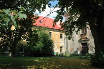 Vchod do kostela a kláštera ( © Aleš Marek 07/2006)