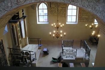 pohled z ženské galerie do hlavní lodi (©  de.ardoise 07/2006)