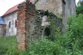 Zbytky brány ( © Luděk Pitter 06/2006)
