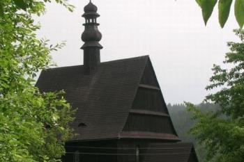 Původní kostel byl r. 1457 rozbořen vojskem Jiřího z Poděbrad při dobývání hradu Rychmberku . (© Adam Prokeš 07/2006)