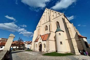 vstupní průčelí kostela sv. Mikuláše (© Jan P. Štěpánek  04/2024)