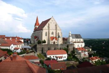celkový pohled na návrší s kostelem sv. Michala v pohledu z předhradí znojemského hradu ( © Jan P. Štěpánek 07/2009)