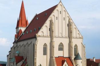kostel sv. Mikuláše se vstupním průčelím v pohledu z předhradí znojemského hradu ( © Jan P. Štěpánek 07/2009)