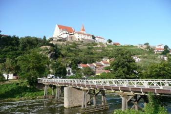 pohled na kostelní okrsek nad řekou Dyjí ( © Jan P. Štěpánek 07/2009)