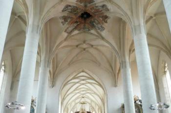průhled hlavní lodí ke knežišti ( © Jan P. Štěpánek 07/2009)