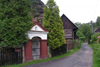 NPP Peklo končí (začíná) malebnou osadou Karba (© Michal Kiesel 07/2006)