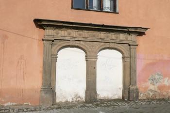 starý dvojitý portál radnice osazený do zdi zadního traktu u kostela ( © Jan P. Štěpánek 11/2009)