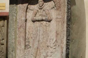 náhrobní kámen Anny Magdaleny Vencelíkové z Malovic (+1615) zazděný do východní stěny kostela (© Štěpán Kučera 05/2006)