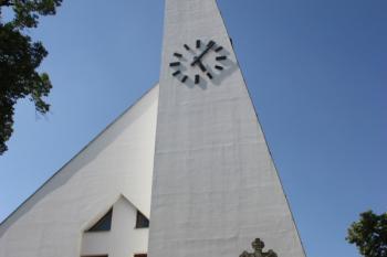 Zvonice a barokní kříž z roku 1762 od východu ( © Ivan Grisa 06/2010)